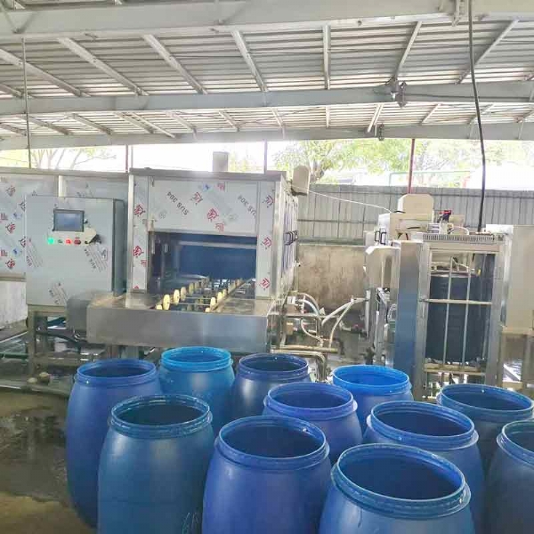 廣東德美精細(xì)化工集團(tuán)股份有限公司隧道式洗桶機(jī)，桶蓋清洗機(jī)使用現(xiàn)場(chǎng)